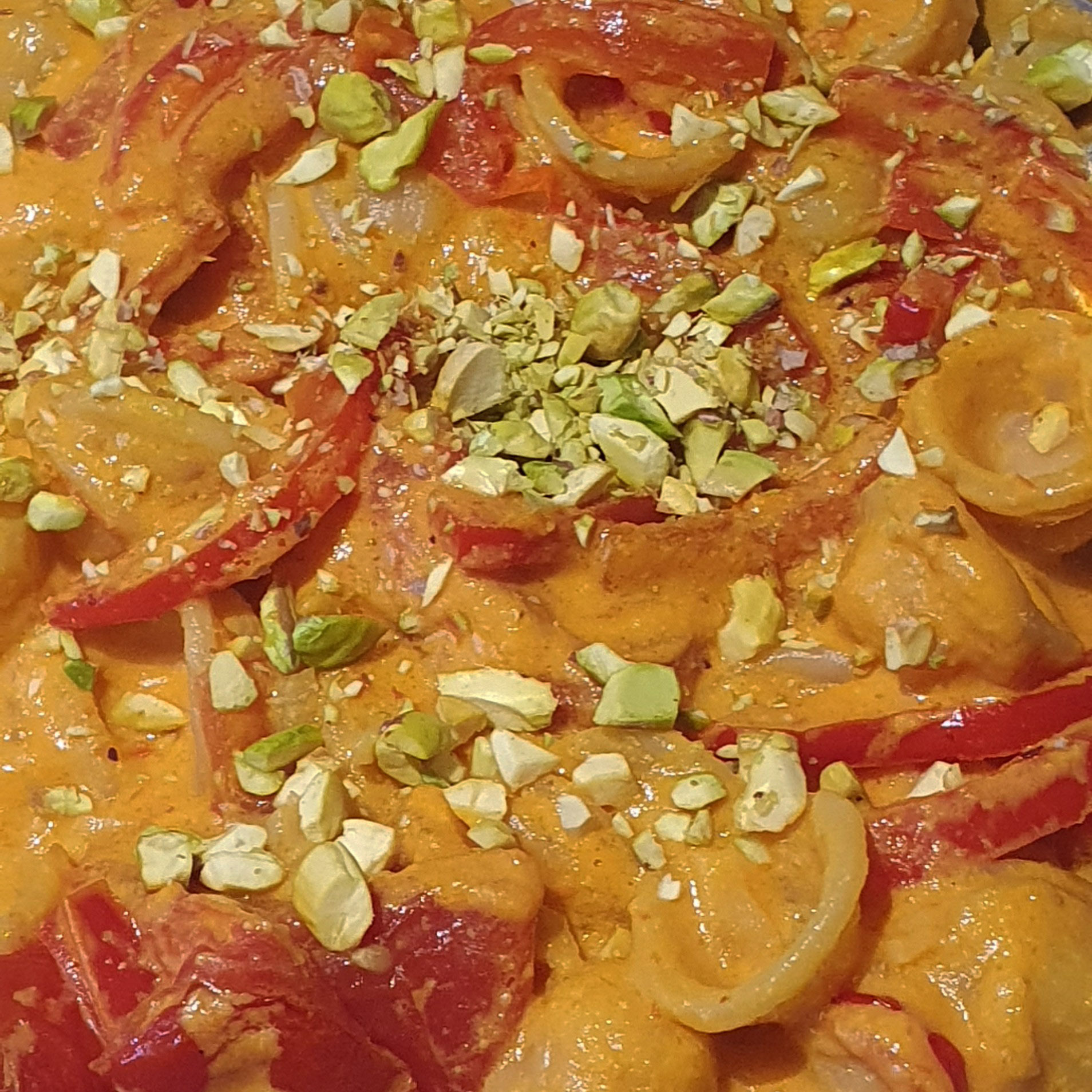 Pasta mit Tomaten, Paprika, Pistazien