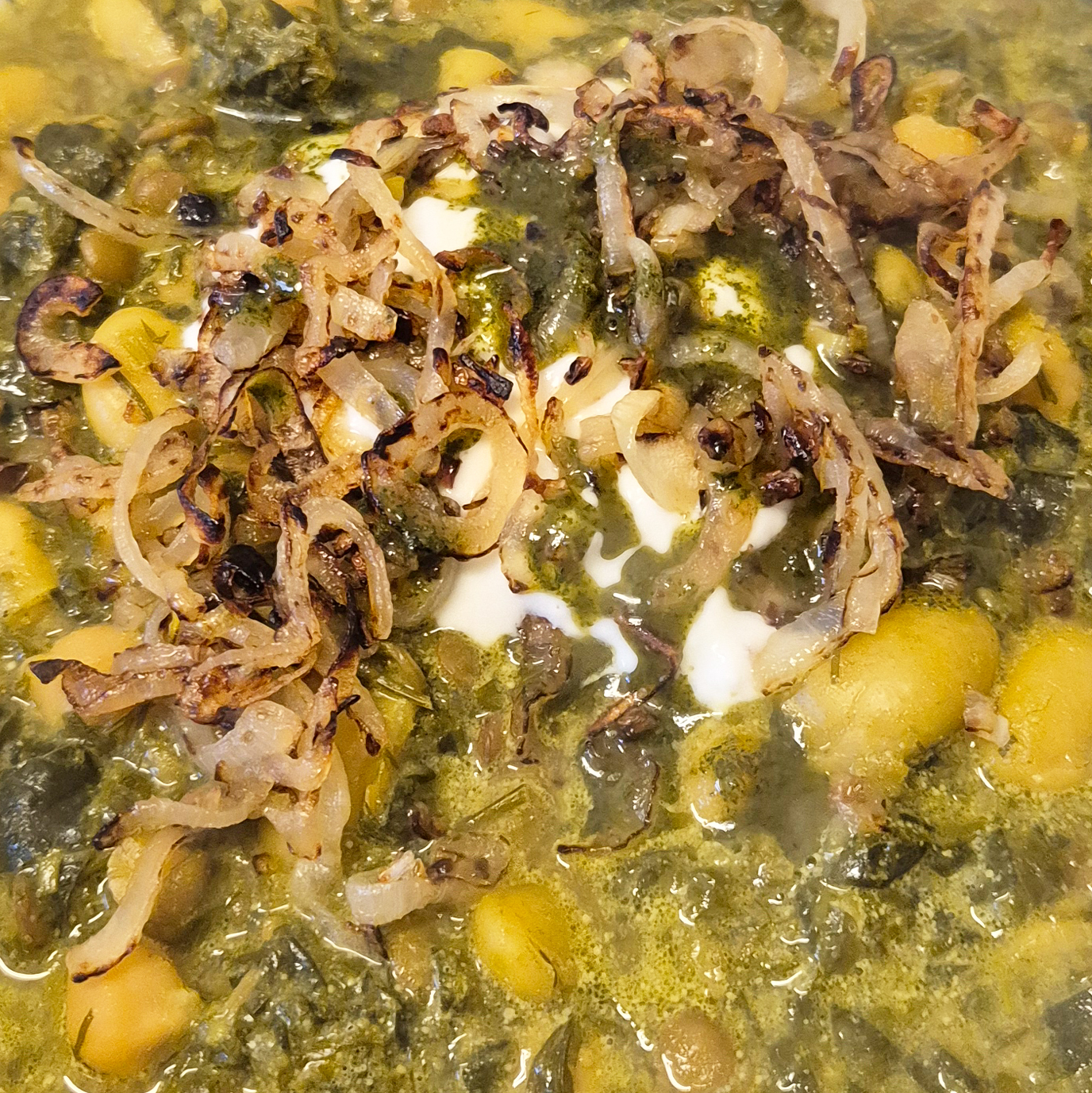 Ash Reshteh persische Bohnensuppe mit Kräutern
